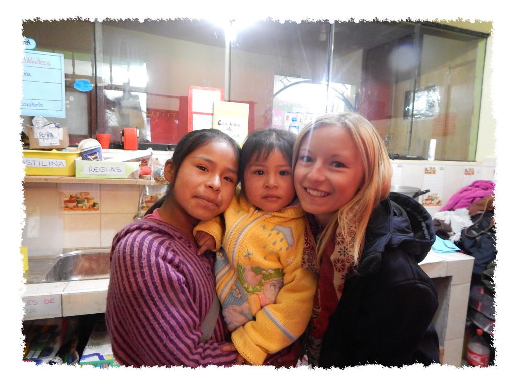 Hannah mit Kindern im Volunteering Projekt in Cusco, Peru