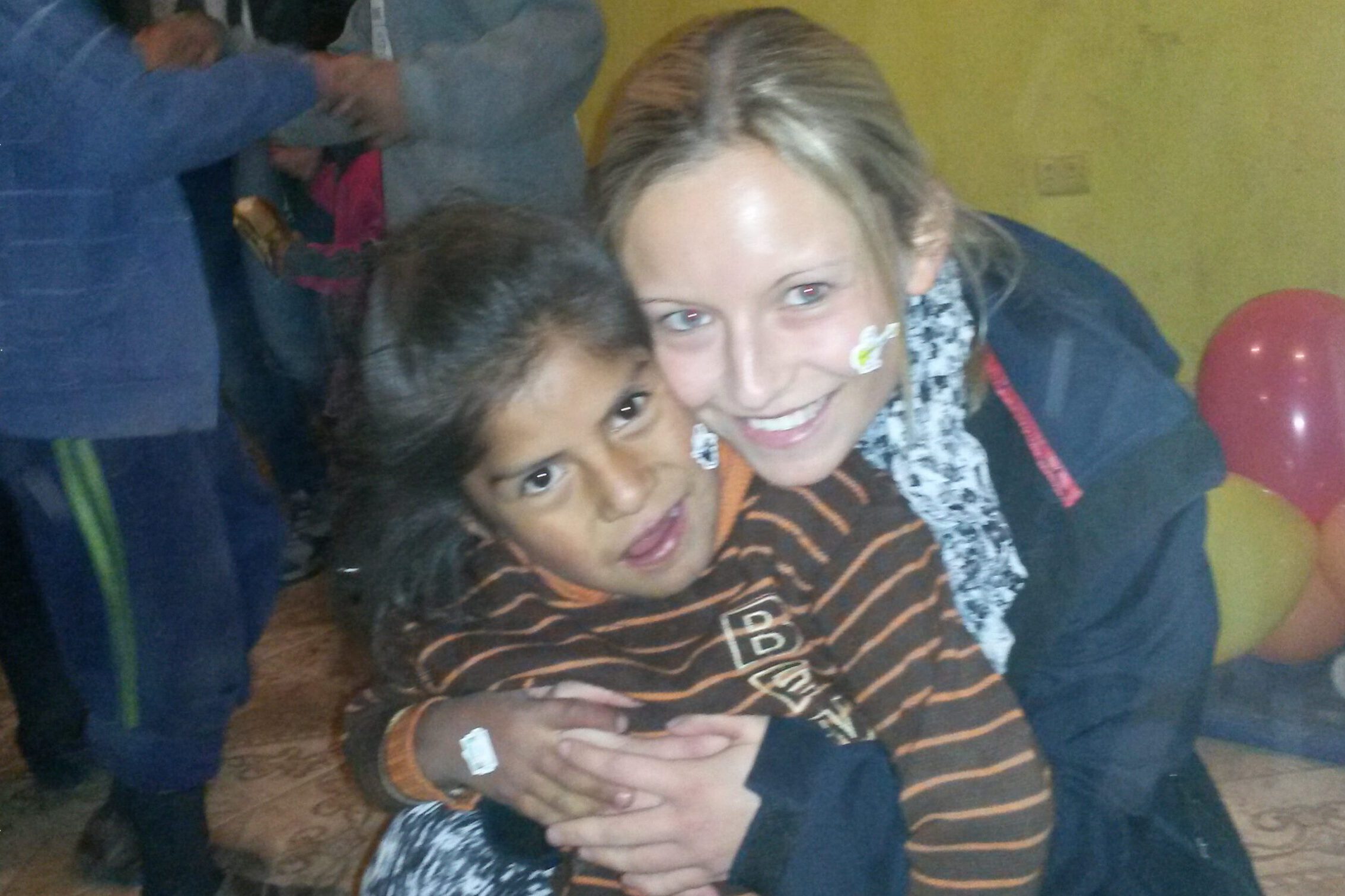 CooperarPeru Hannah mit Kindern im Volunteering Projekt in Cusco, Peru