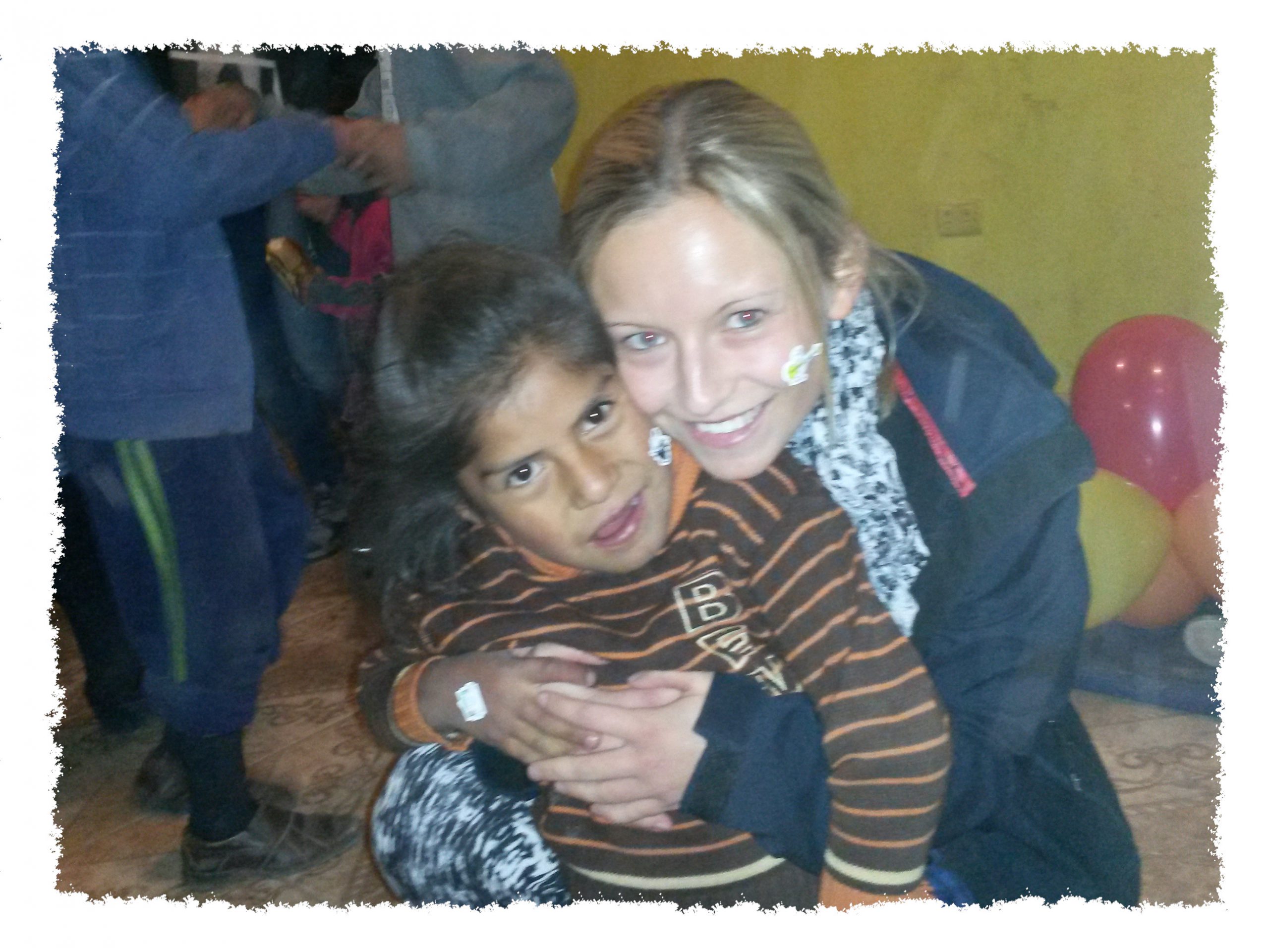 CooperarPeru Hannah mit Kindern im Volunteering Projekt in Cusco, Peru