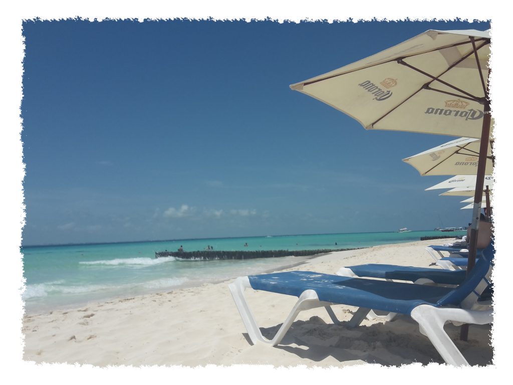 Liegen am Strand der Isla Mujeres