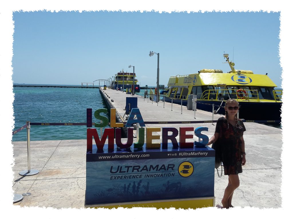 Hannah vor Anlegestelle zur Isla Mujeres, Mexiko
