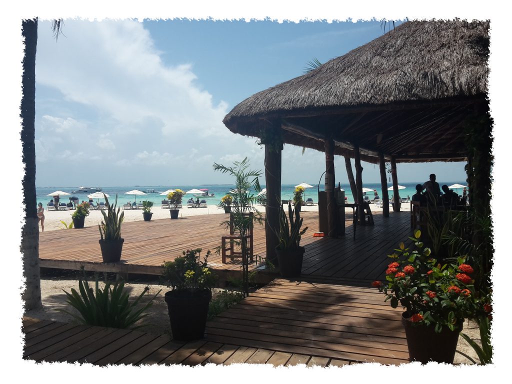 Blick von Bar auf Strand auf der Isla Mujeres, Mexiko