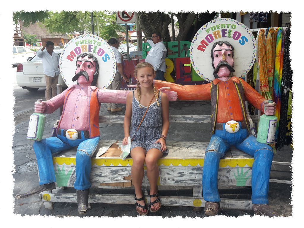 Hannah auf cooler Bank in Puerto Morelos, Mexiko