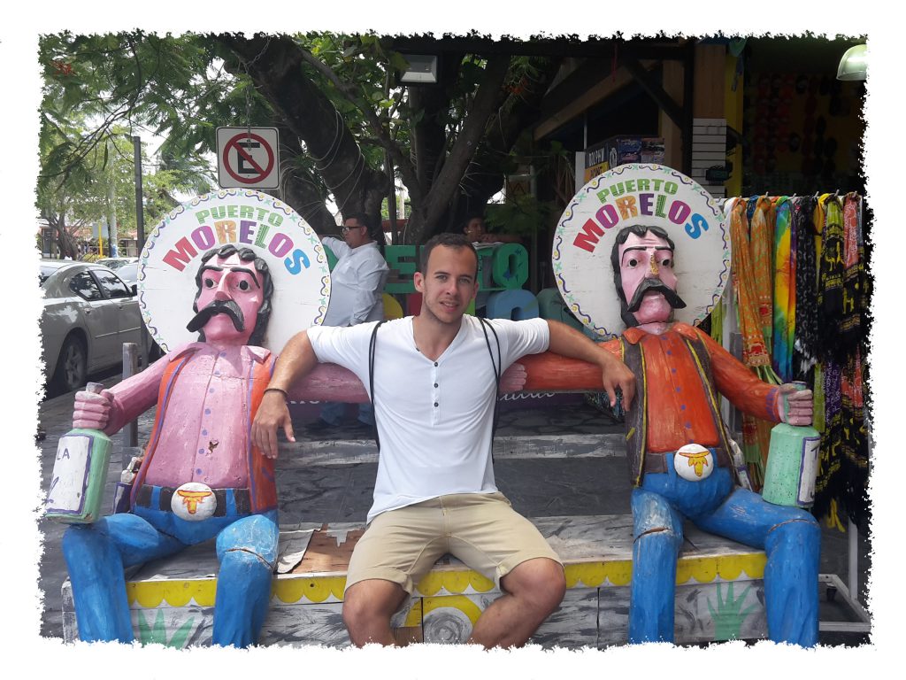 Henrik auf cooler Bank in Puerto Morelos, Mexiko