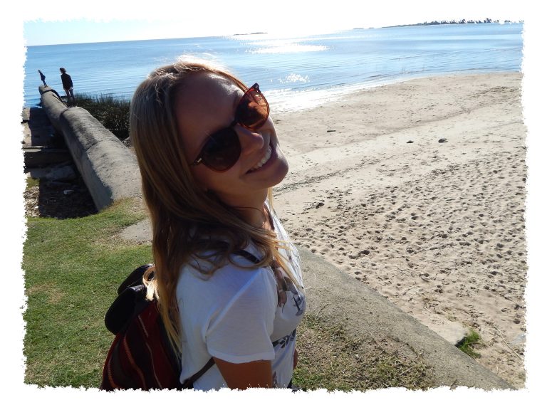 Hananh am Strand in Colonia del Sacramento