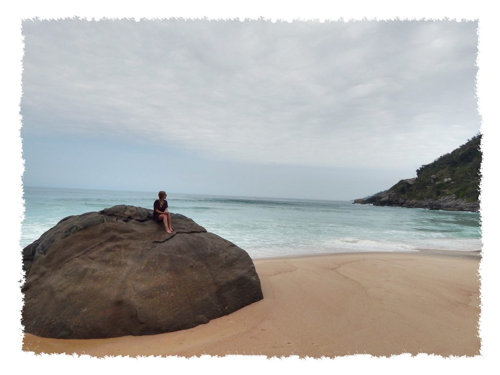 Hannah auf Felsen am Prainha nahe Rio de Janeiro