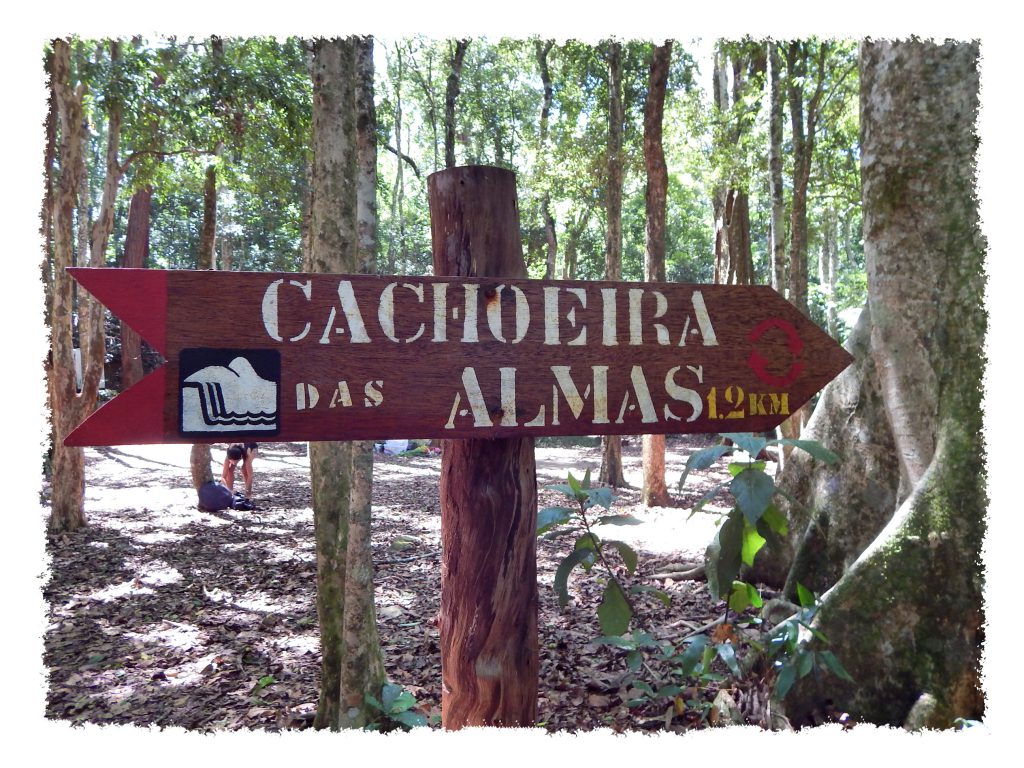 Schild Cachoeira das Almas im Tijuca Forest in Rio de Janeiro