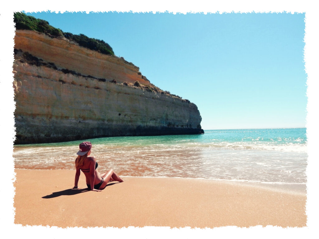 Algarve - Hannah am Strand