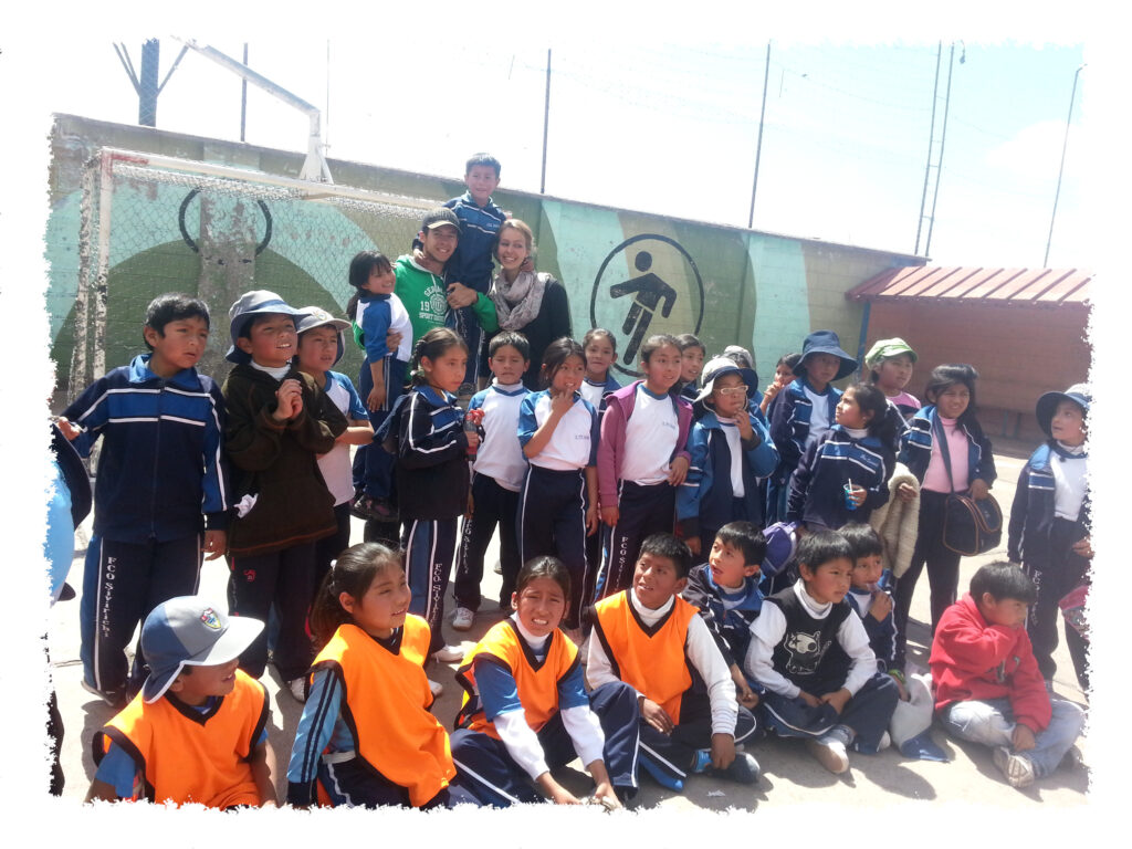 Praktikum in Peru - Henrik mit Kindern