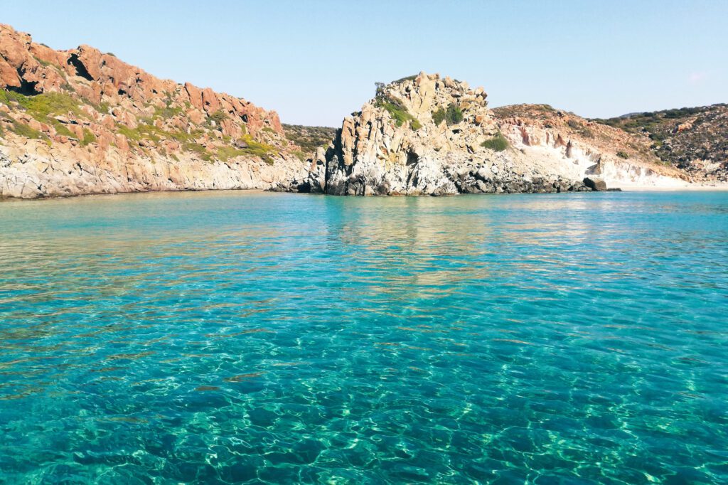 Türkisblaues Meer um die Insel Milos