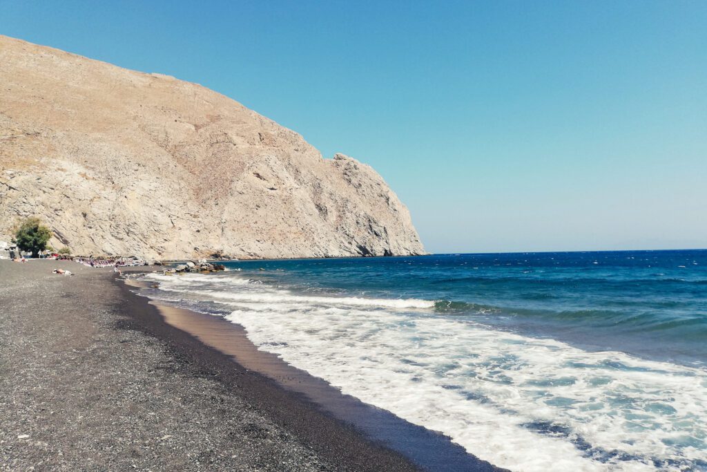 Strand von Perissa auf Insel Santorini